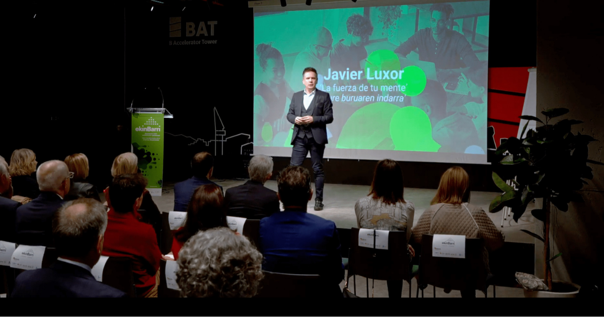 Conferencia experiencial vs. conferencia motivacional: qué las diferencia y cuál necesita tu empresa 1 Mentalismo corporativo